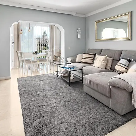 Peaceful Modern 2 Bedroom In Aloha Pueblo With View Over The Pool Appartamento Marbella