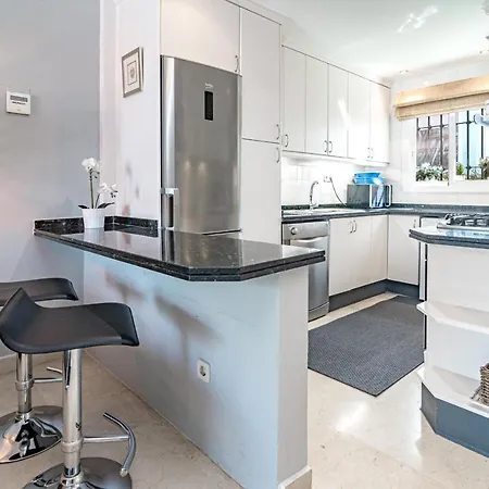 Peaceful Modern 2 Bedroom In Aloha Pueblo With View Over The Pool * Marbella