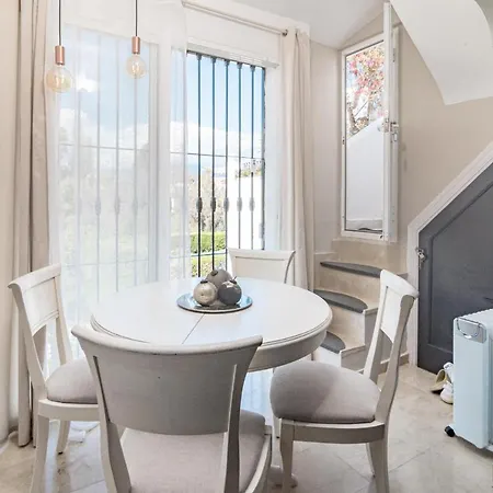 Peaceful Modern 2 Bedroom In Aloha Pueblo With View Over The Pool Appartement *